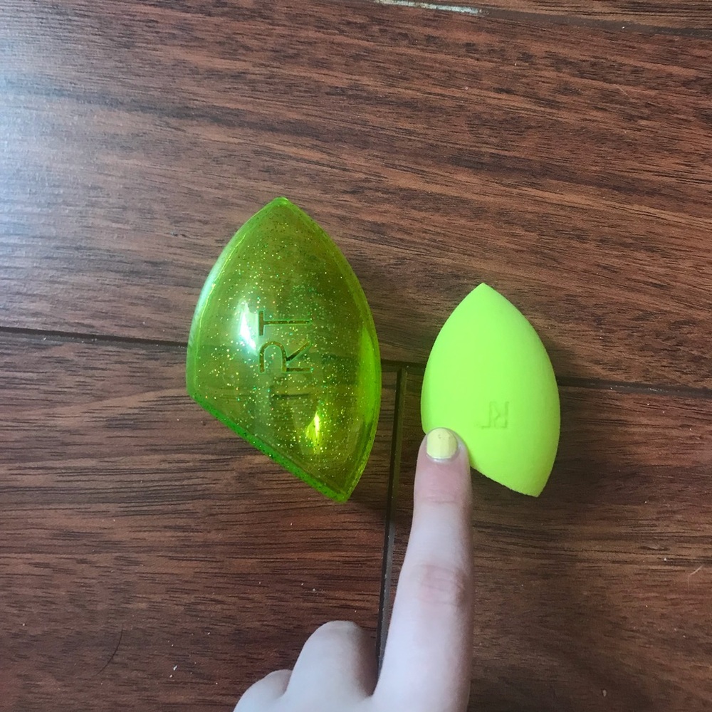 Real techniques beauty sponge and case